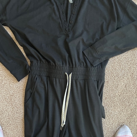 Black Vuori Henley Jumpsuit
Excellent condition 
XS - Picture 3 of 7
